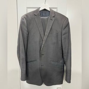 Gently worn Kenneth Cole Reaction 2 piece suit.